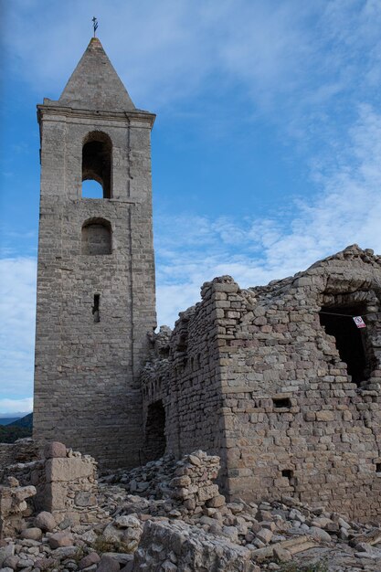 Clocher de l'église de San Roman normalement immergé dans le réservoir de Sau Gérone Catalogne Espagne