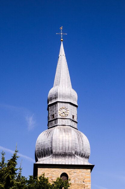 Clocher gothique typique de l'église
