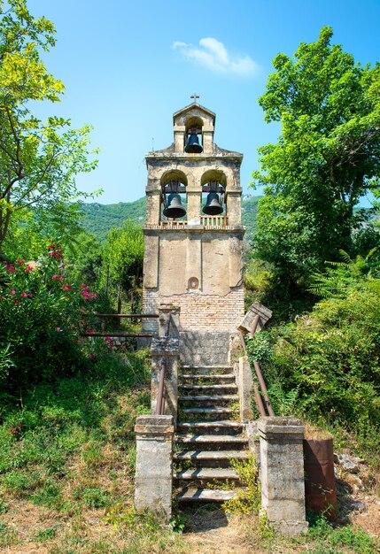 Photo un clocher séparé à prcanj