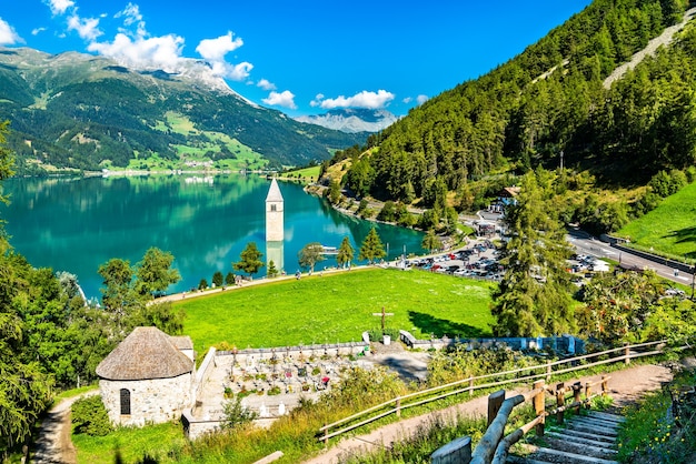 Clocher submergé de Curon et un cimetière à Graun im Vinschgau sur le lac Reschen au Tyrol du Sud, Italie