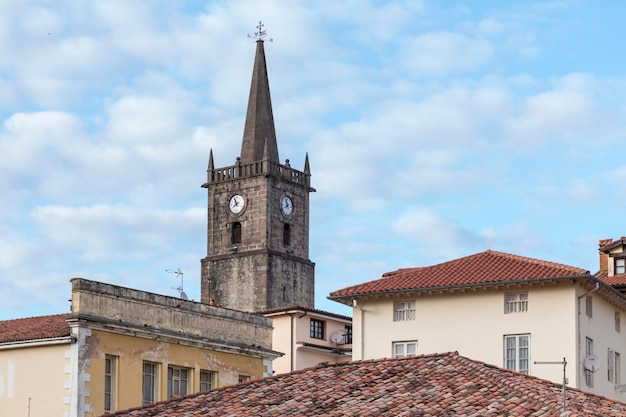 Clocher sur les toits de certains bâtiments Comillas Cantabrie Espagne