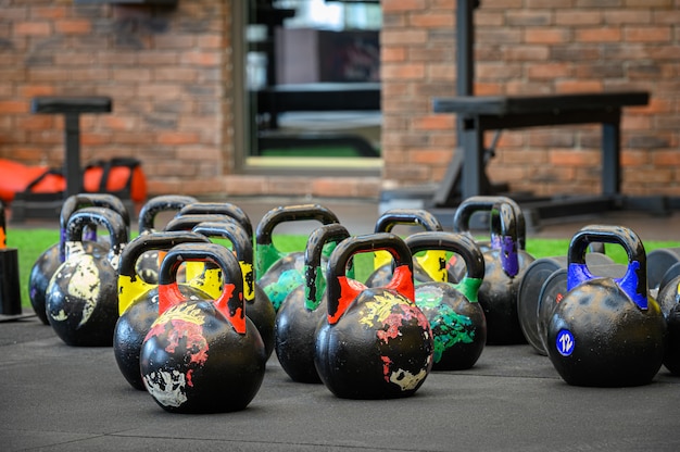 cloches de bouilloire de couleur dans la salle de gym