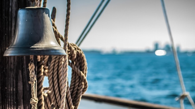 Photo des cloches et des cordes suspendues sur un yacht de croisière près de la ville