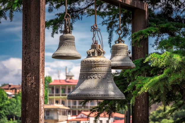 Cloches de l'église avec vue sur la ville derrière