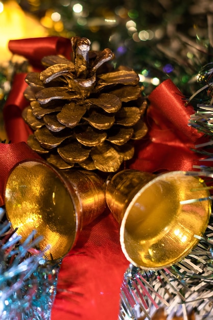 Photo des cloches de noël à fond d'or concept de décoration de noël