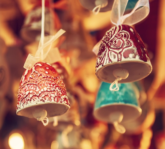 Cloches souvenirs au marché