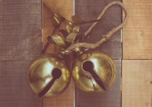 Cloches de traîneau de Noël sur fond en bois