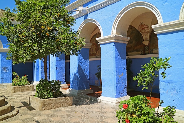 Cloître avec colonnes bleues et fresques murales dans le monastère de Santa Catalina à Arequipa au Pérou