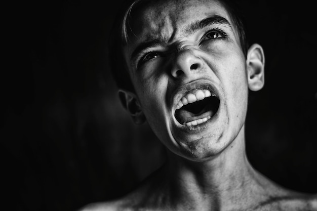 Photo close-up d'un adolescent avec la bouche ouverte