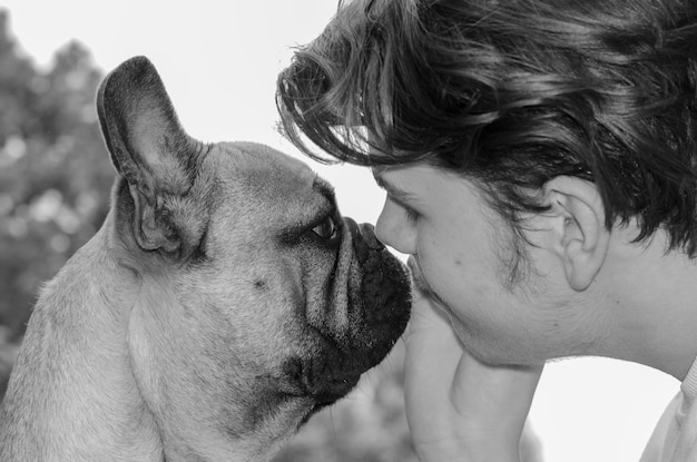 Photo close-up d'un adolescent avec un chien