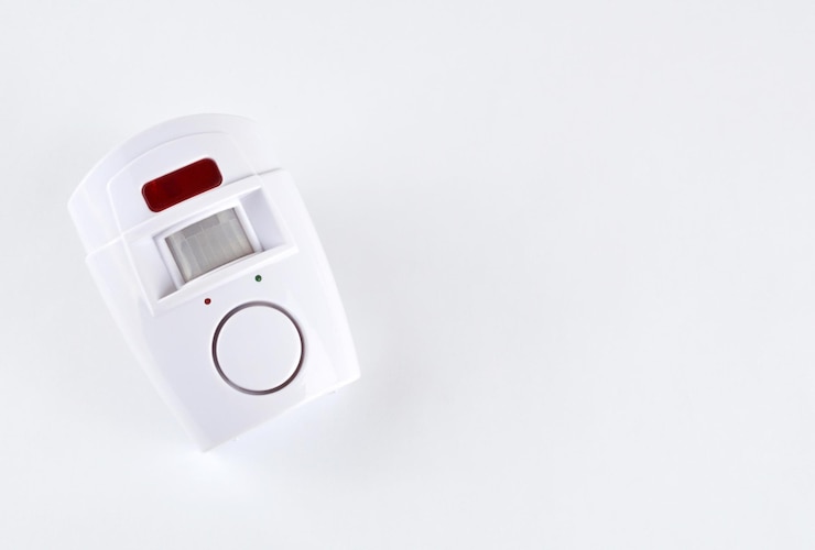 Photo close-up de l'alarme de sécurité sur un fond blanc
