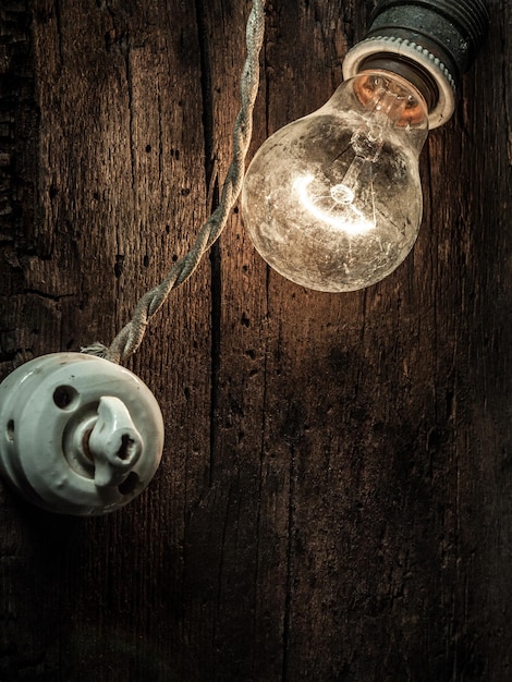 Photo close-up d'une ampoule accrochée au mur