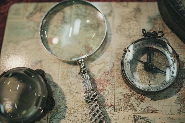 Photo close-up de l'ancienne horloge sur la table