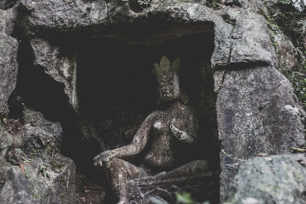 Photo close-up d'une ancienne sculpture historique dans la roche