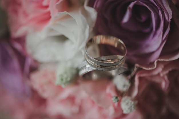 Close-up des anneaux dans un bouquet