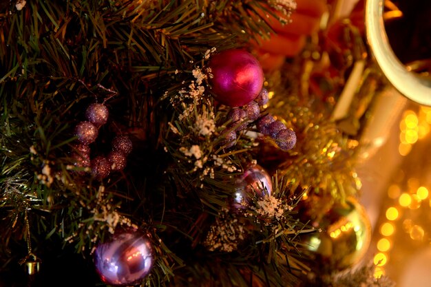 Close-up d'un arbre de Noël éclairé