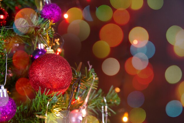 Close-up d'un arbre de Noël éclairé