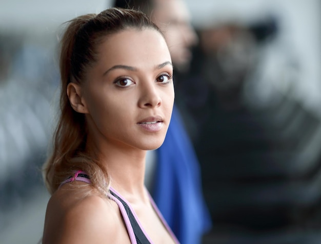 Close up attractive young woman in the gym mode de vie sain