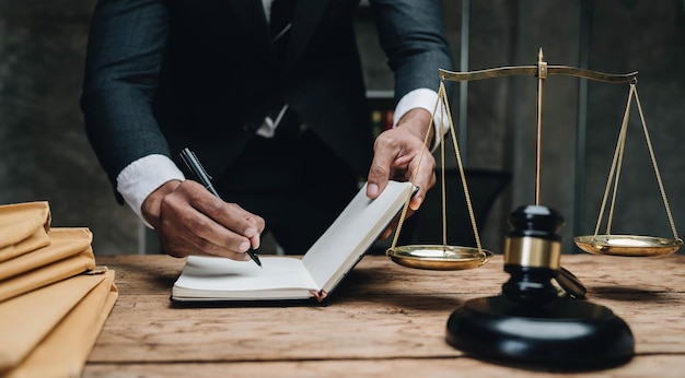 Close up avocat homme d'affaires travaillant ou lisant le livre de droit dans le milieu de travail de bureau pour le concept d'avocat consultant