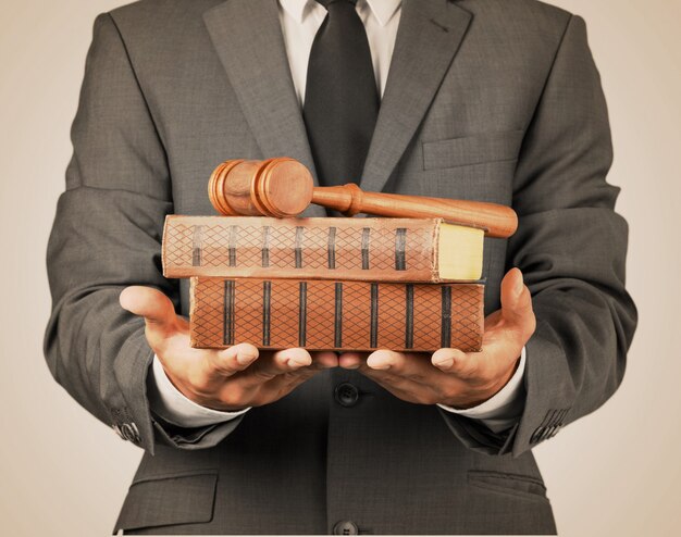 Close up avocat avec juge gavel et livres