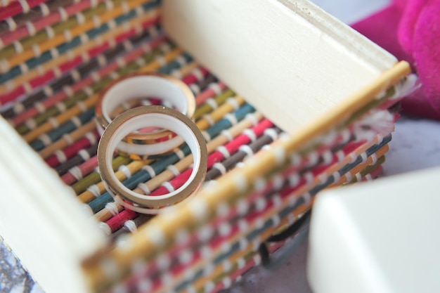 Close up bague de mariage dans une boîte sur la table r