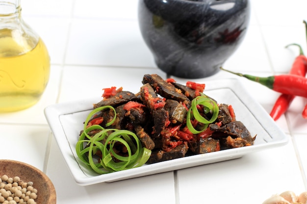 Close Up Balado Paru, Cuisine Traditionnelle Indonésienne à Base De Poumons De Boeuf. Cuit Avec Beaucoup De Piment, D'ail, D'échalotes Et De Feuilles De Citron Vert. Délicieux Avec Un Goût épicé. Espace De Copie