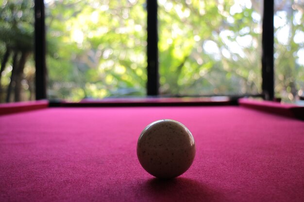 Photo close-up d'une balle de billard sur la table