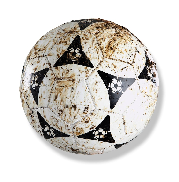 Photo close-up d'un ballon de football en désordre sur un fond blanc