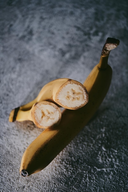 Photo close-up de bananes sur un fond gris texturé