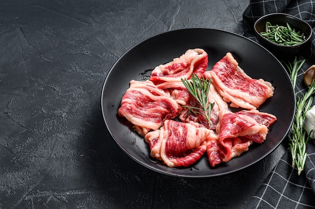 Close-up de bandes de viande marbrée dans une casserole