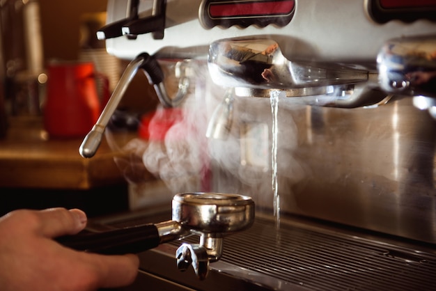 Close up barista part faire une tasse de café