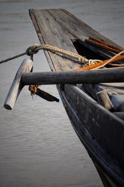 Close-up d'un bateau amarré dans le lac contre le ciel