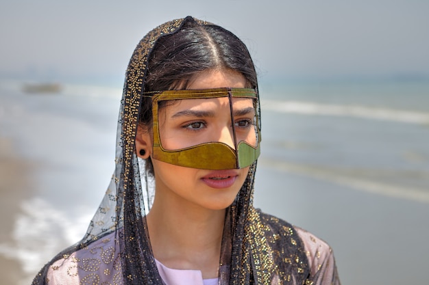 Close-up batoola, foulard doré couvrant le visage, qui fait partie du costume traditionnel de Bandari du sud de l'Iran.