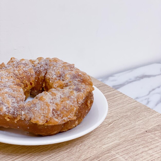 Close-up d'un beignet sur la table