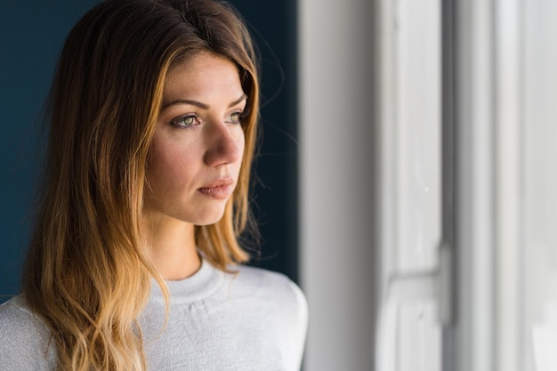 Close-up d'une belle femme adulte qui détourne le regard