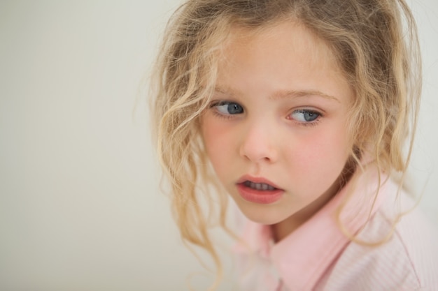 Close-up d&#39;une belle jeune fille sérieuse