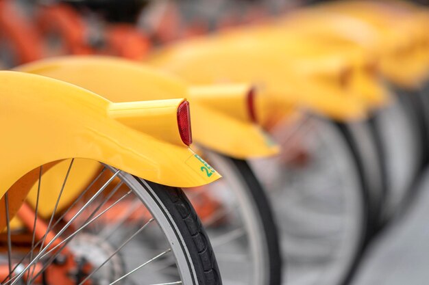 Photo close-up d'une bicyclette jaune