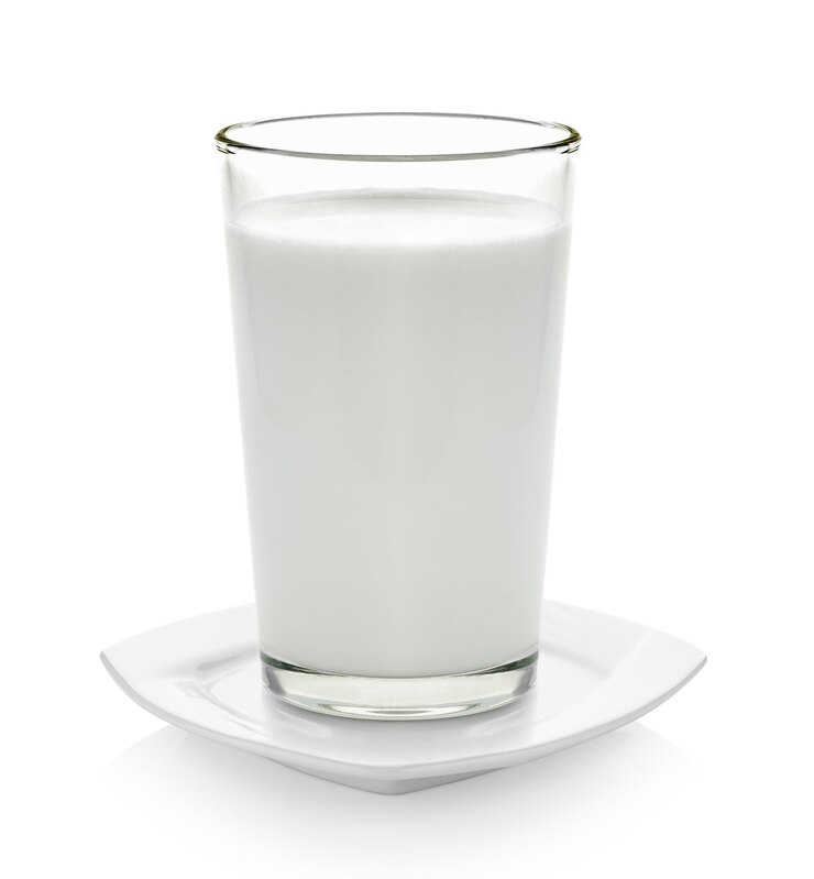 Photo close-up de la bière dans un verre sur un fond blanc