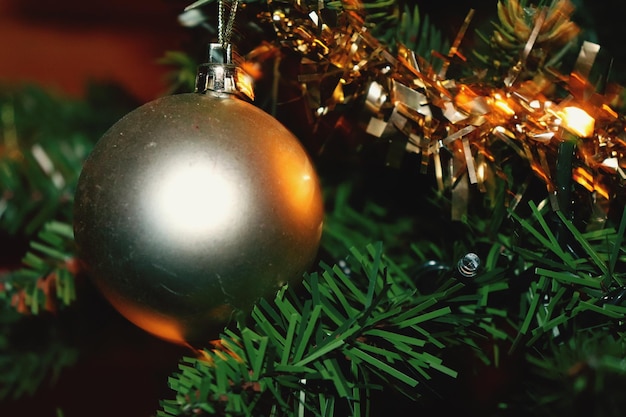 Close-up d'un bijou sur un arbre de Noël illuminé la nuit