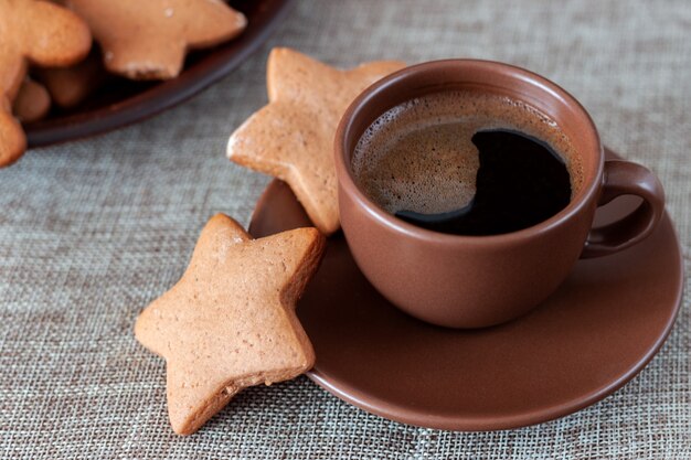 Close up de biscuits au pain d'épice pour Noël