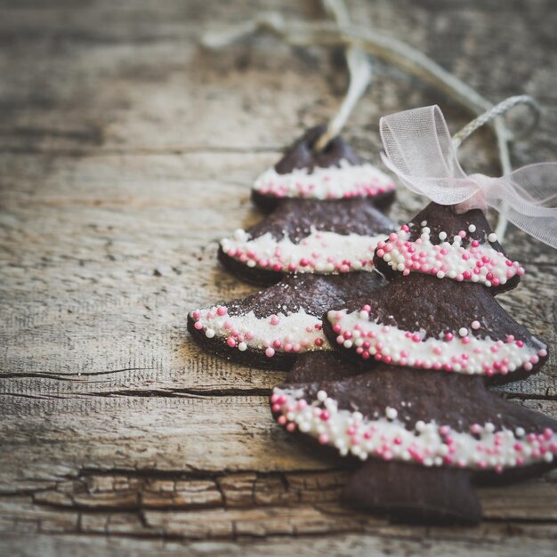 Close-up de biscuits de chocolat sur une table en bois