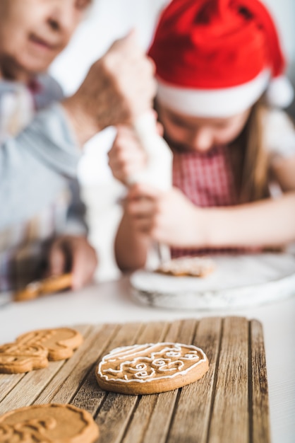 Close up de biscuits cuits au four avec de la crème sur fond de décoration à Noël