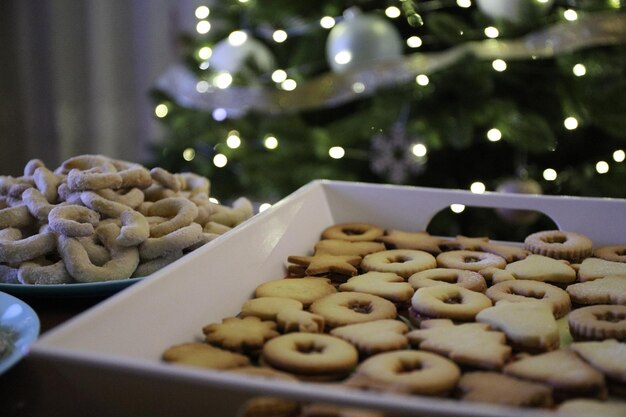 Close-up des biscuits dans l'assiette sur la table