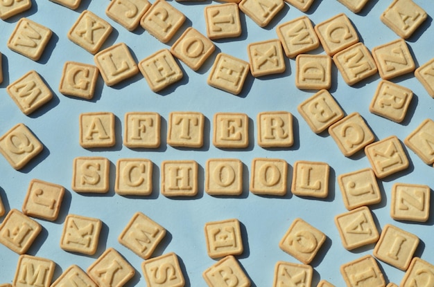 Photo close-up des biscuits disposés comme après le texte scolaire sur la table