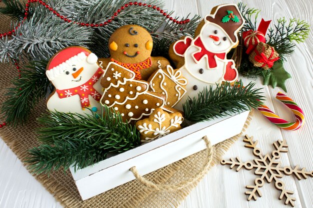 Close up de biscuits de Noël avec diverses décorations