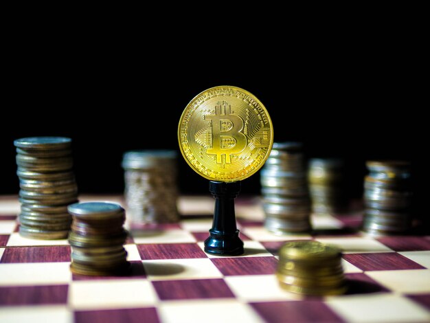 Photo close-up de bitcoin sur des pièces d'échecs sur un fond noir