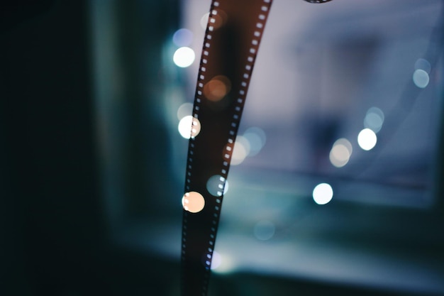 Close-up d'une bobine de film contre des lumières éclairées