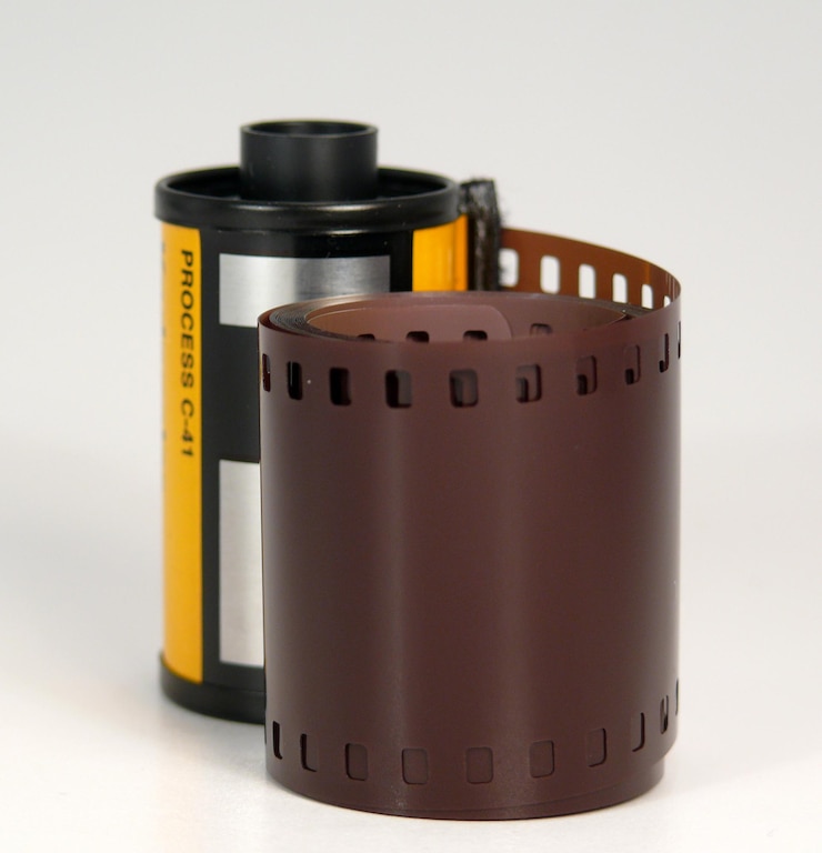 Photo close-up d'une bobine de film sur un fond blanc