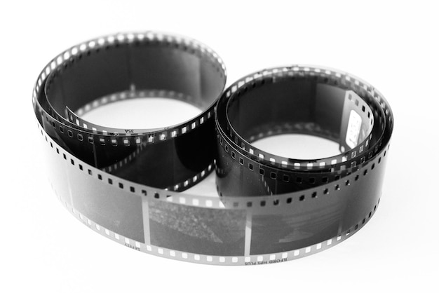 Photo close-up d'une bobine de film sur fond blanc