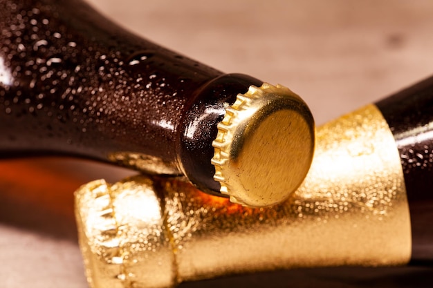 Close-up d'une boisson dans une bouteille de verre sur la table